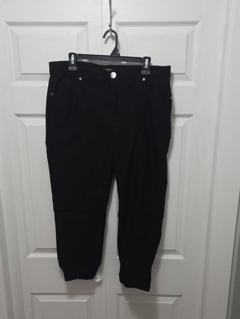 Simon Chang Size 16 Black Cropped Ankle Pants with Button Detail